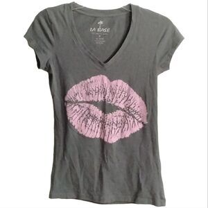 LA BASE V Neck Tee Shirt Sz M Gray with Pink Kissing Lips Short Sleeve